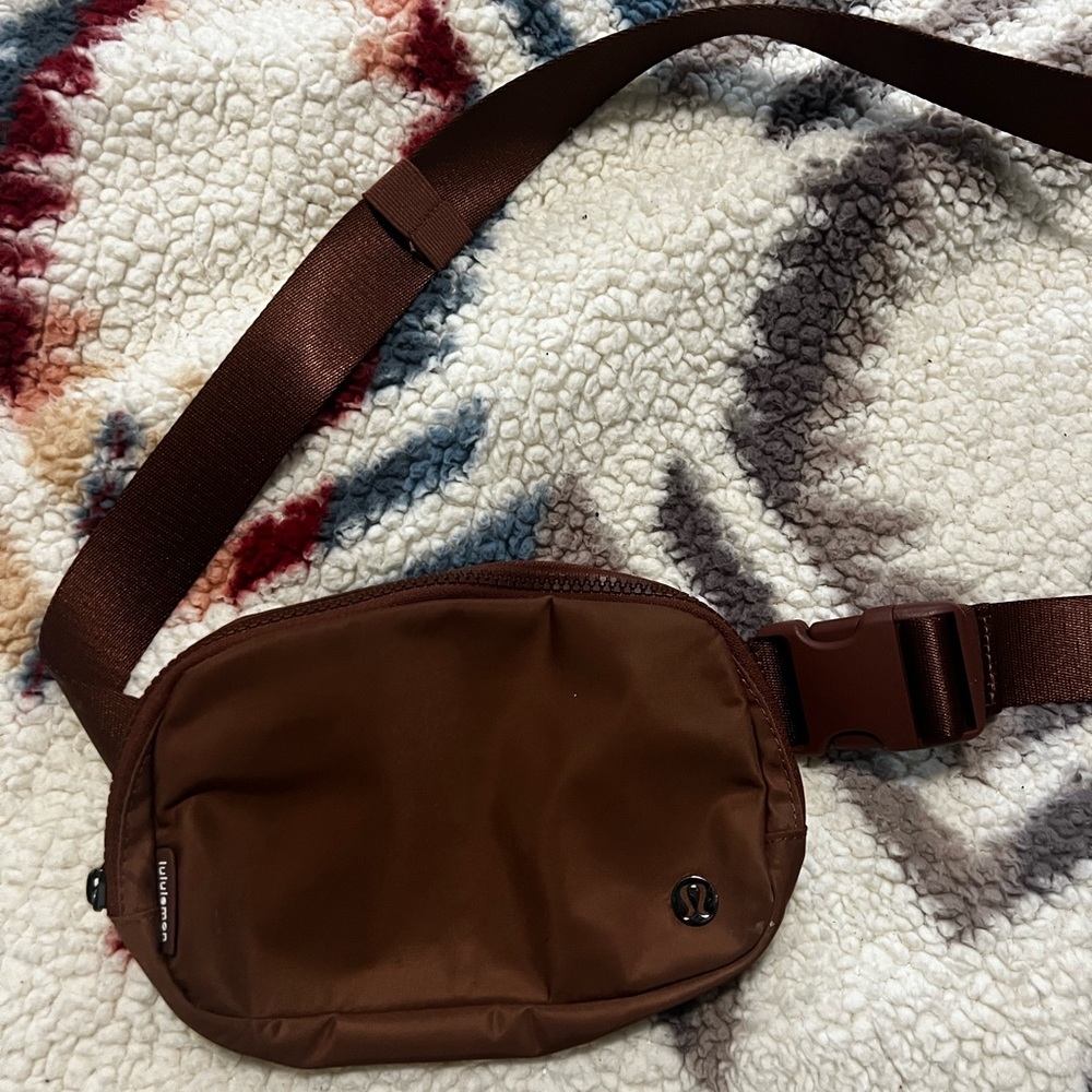 COPY - Lululemon Fanny pack rust orange